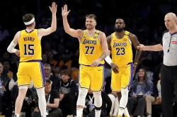 开云APP-快船击败湖人，主场取得胜利