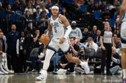 开云下载-凯尔特人客场力克开拓者