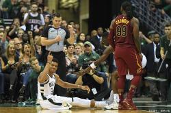 开云体育入口-包含雄鹿客场大胜骑士，字母哥领军砍下全队最高27分的词条