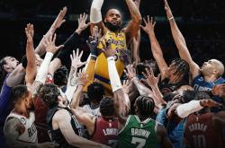 开云平台-球场上的奋力拼搏彰显球员团队精神