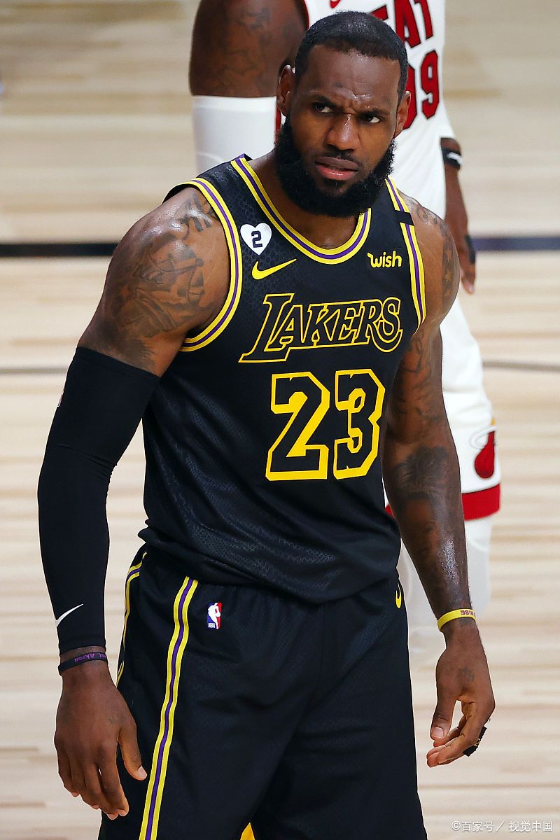 精彩纷呈的篮球比赛中球员展现出色表现 精彩纷呈的篮球比赛中球员展现出色表现