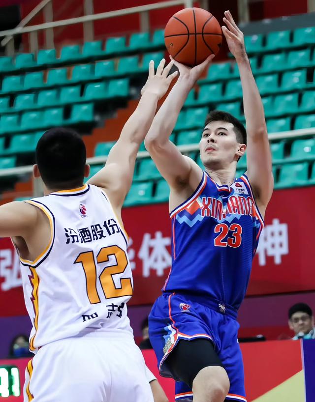 精彩纷呈的篮球比赛中球员展现出色表现 精彩纷呈的篮球比赛中球员展现出色表现