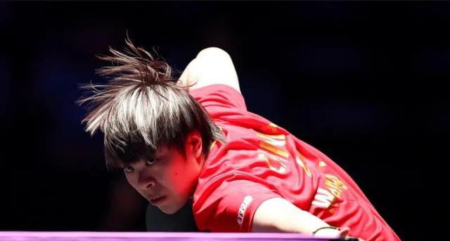 比赛中场观众呐喊声震耳欲聋，场面火爆