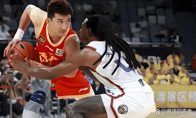 比赛中场观众呐喊声震耳欲聋，场面火爆