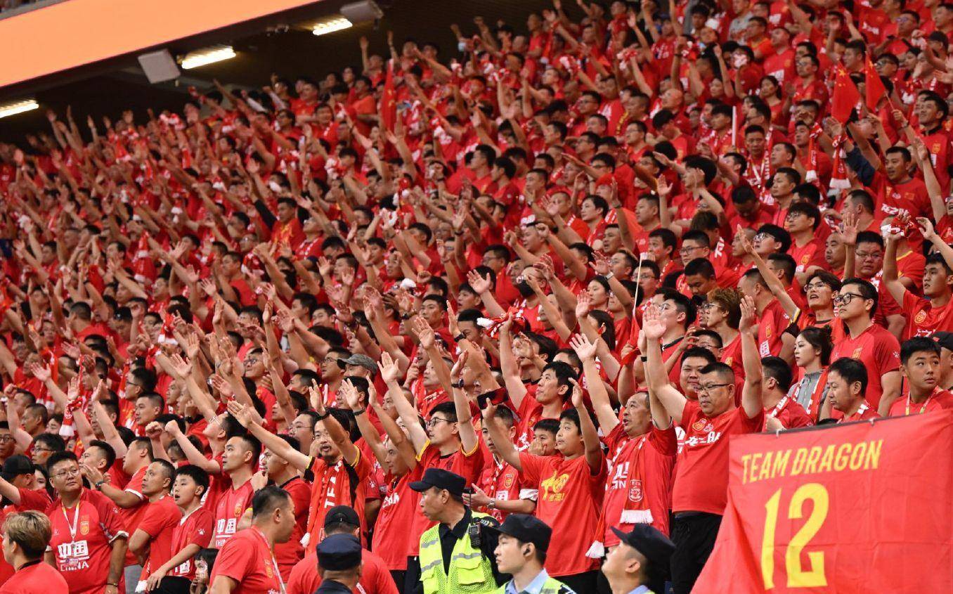 无惧强敌，球员们勇往直前，决心争取胜利