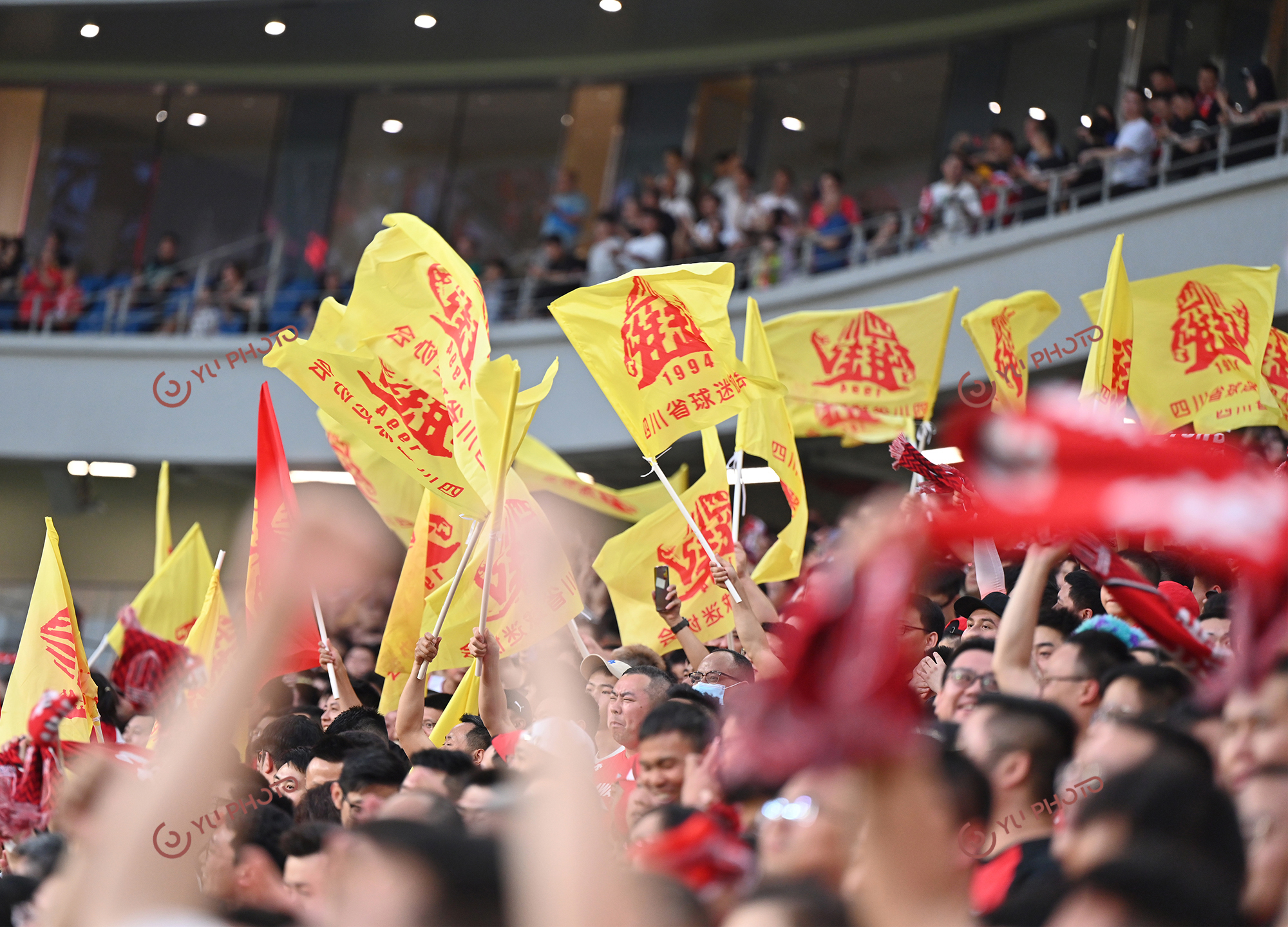 球迷疯狂围观，现场气氛火爆