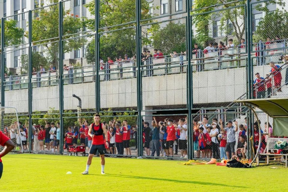 球迷疯狂围观，现场气氛火爆