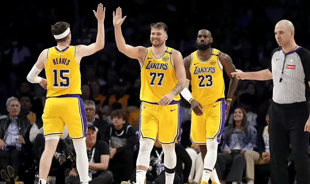 快船击败湖人，主场取得胜利