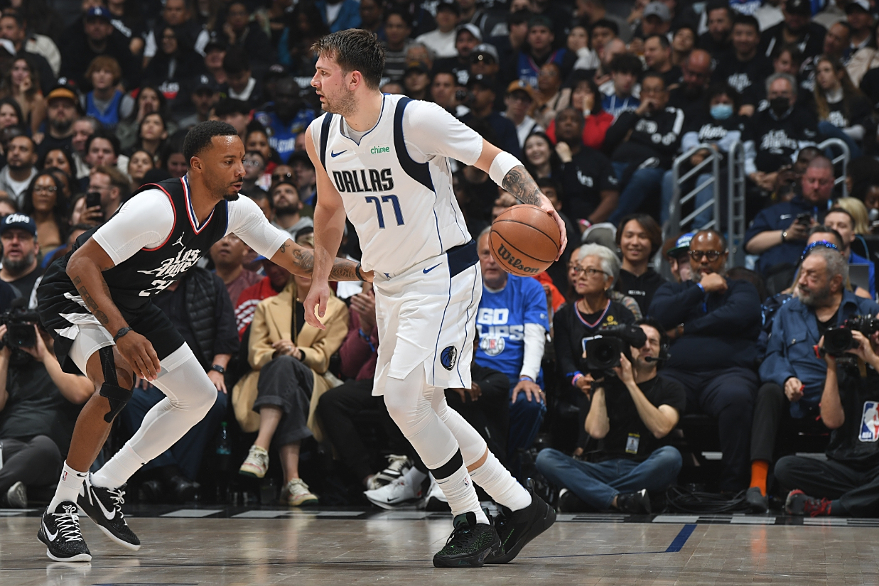 快船击败独行侠，哈雷尔贡献关键暴扣