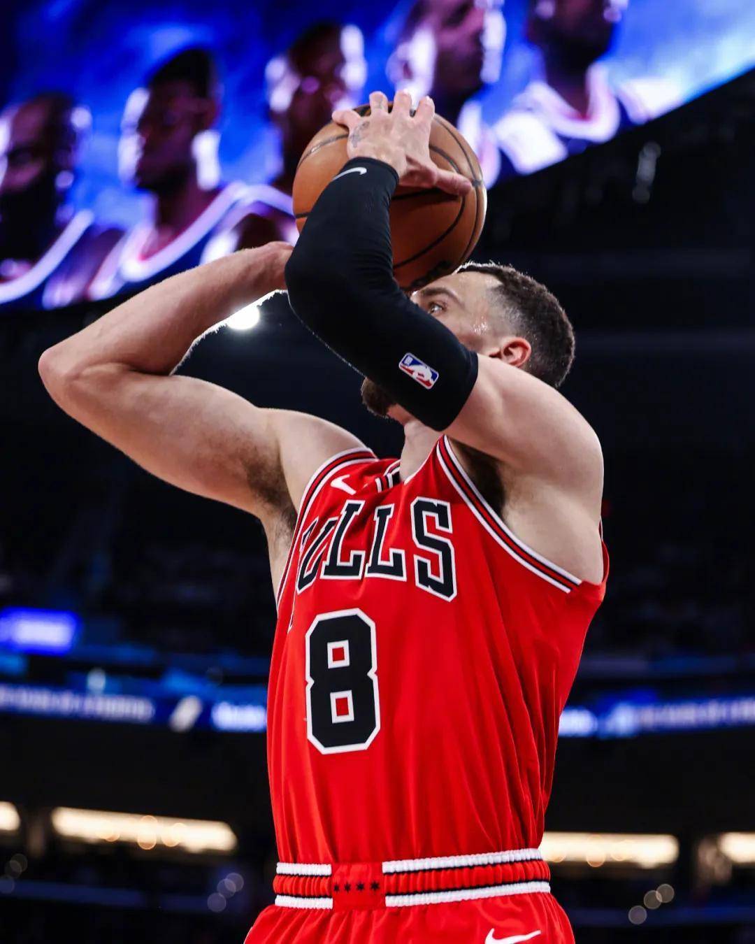 公牛横扫黄蜂,拉文全场表现抢眼 公牛横扫黄蜂,拉文全场表现抢眼